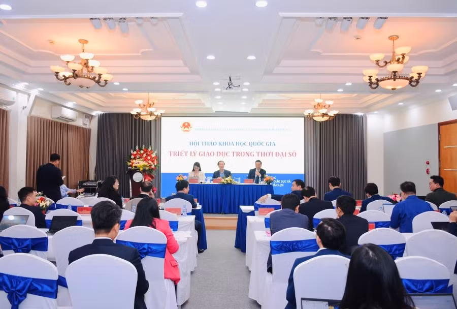 Thứ trưởng Thường trực Phạm Ngọc Thưởng (giữa) chủ trì hội thảo.