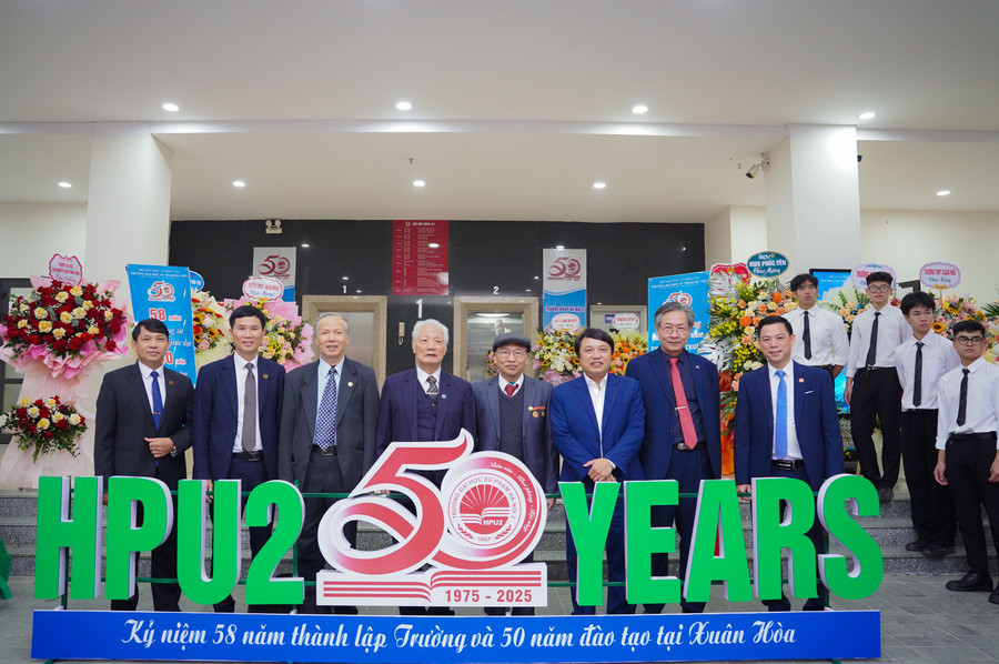 التقط المندوبون صورة تذكارية في الحفل. dsc07727.jpg