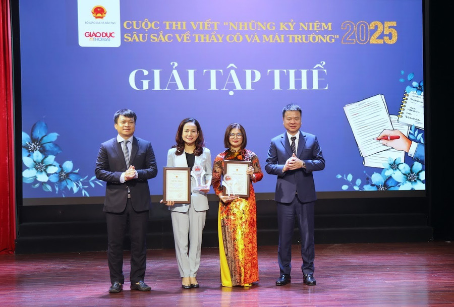 Journalisten Trieu Ngoc Lam, chefredaktör för tidningen Education and Times (längst till höger), biträdande chef för tävlingens organisationskommitté, och Doan Hong Ha, biträdande chef för avdelningen för propaganda och massmobilisering vid partikommittén vid utbildningsministeriet, delade ut två gemensamma priser. 1.jpg