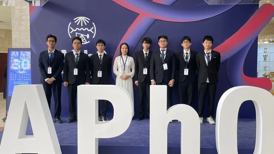Đoàn học sinh Việt Nam đạt kết quả vượt trội tại Olympic Vật lí Châu Á năm 2025.