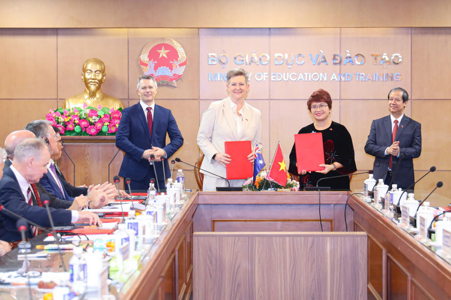 응우옌 킴 손 장관과 제이슨 클레어 장관은 교육훈련부 산하 국제협력국과 호주 대학 간의 프로젝트 89 협정 체결식에 참석했습니다. 8.jpg