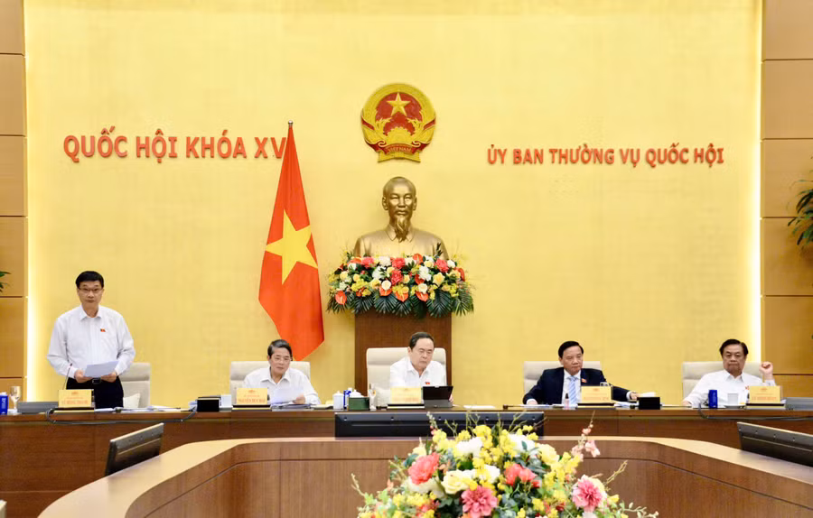 Phó Chủ tịch Quốc hội Vũ Hồng Thanh điều hành phiên họp. Ảnh: Lê Tuyết (VOV).