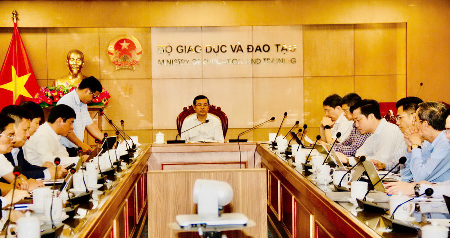 Thứ trưởng Bộ GD&ĐT Nguyễn Văn Phúc chủ trì cuộc họp.