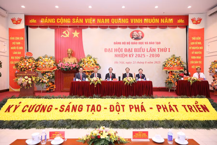 Đoàn chủ tịch Đại hội đại biểu Đảng bộ Bộ GD&ĐT lần thứ I, nhiệm kỳ 2025 - 2030.