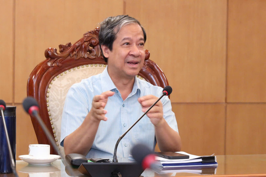 Bộ trưởng Nguyễn Kim Sơn trao đổi tại cuộc họp. trien-lam-2.jpg