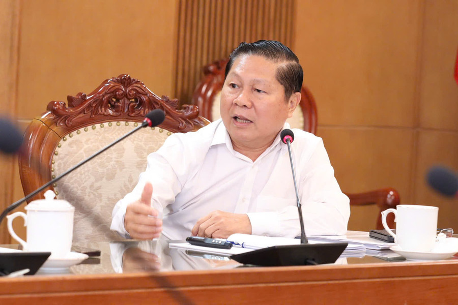 Thứ trưởng Lê Tấn Dũng trao đổi tại cuộc họp. trien-lam-1.jpg