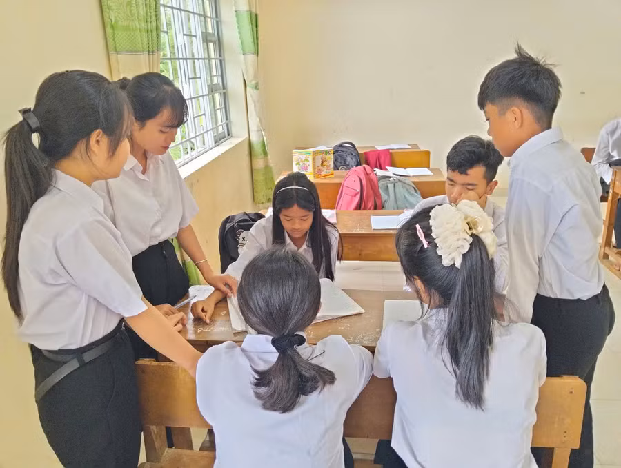 Học sinh Trường TH&THCS Ea Trol trong giờ Ngữ văn.