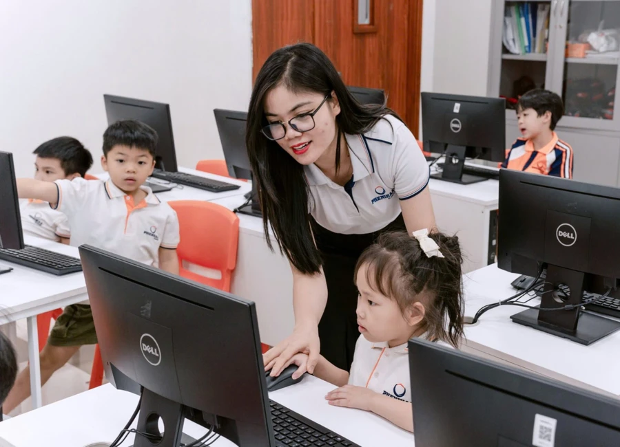 Cô trò Phenikaa School trong giờ Tin học.