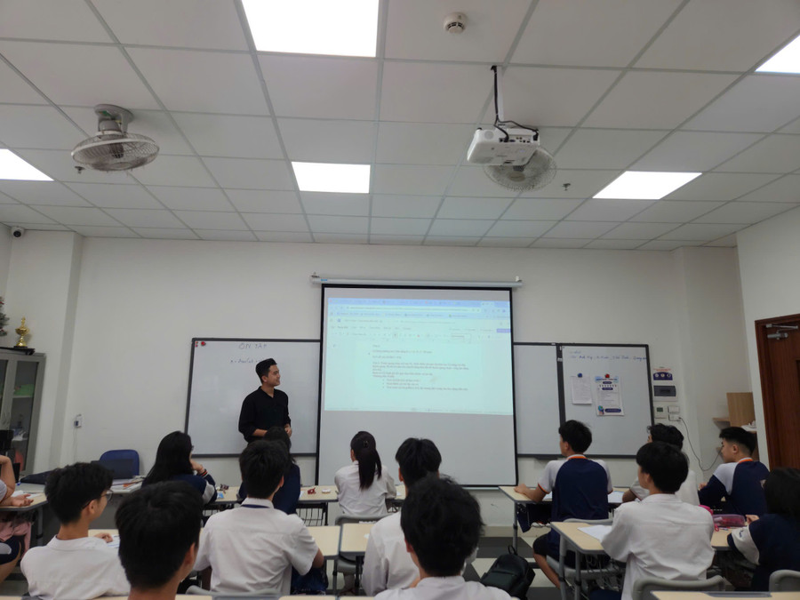 Thầy Nguyễn Văn Toàn và học trò trong giờ Vật lí.