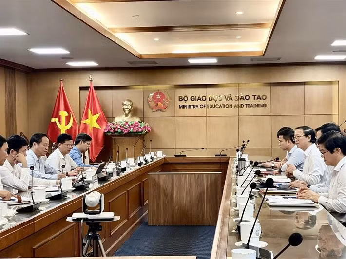 Quang cảnh buổi làm việc giữa Bộ GD&ĐT và tỉnh Lai Châu do Thứ trưởng Thường trực Phạm Ngọc Thưởng và Phó Chủ tịch Thường trực UBND tỉnh Tống Thanh Hải chủ trì.