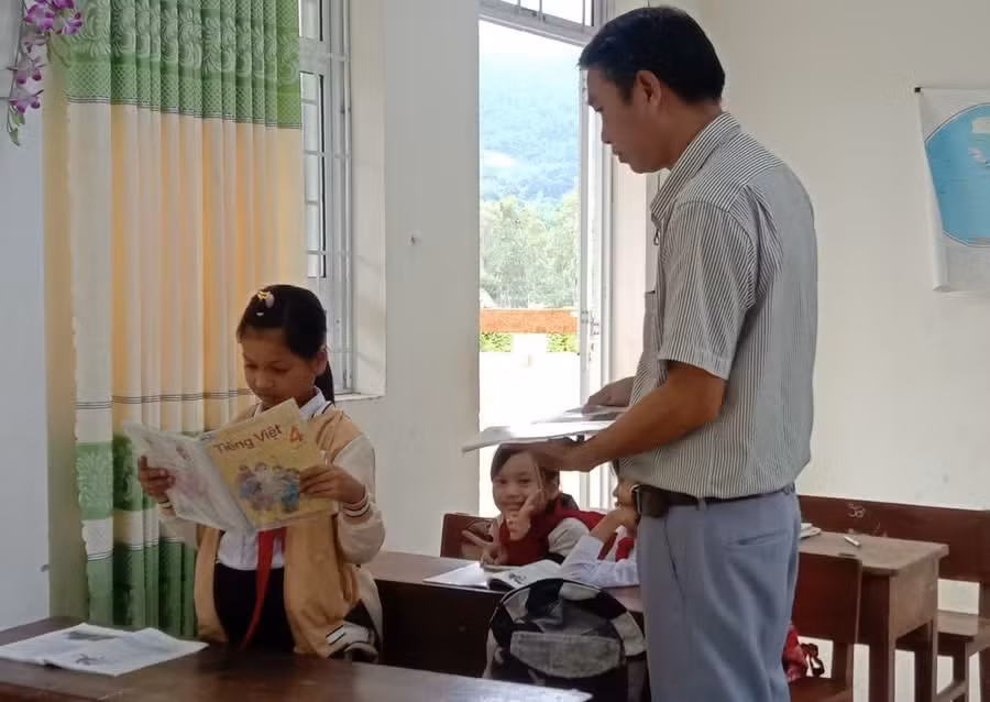 Thầy Ksor Y Chét và học sinh Trường Tiểu học và THCS EaTrol. 