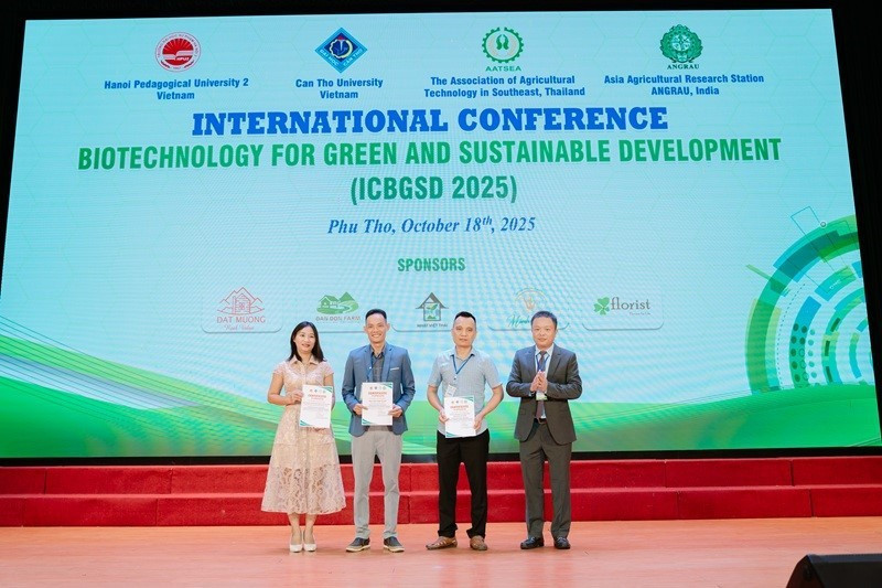 Đại diện Ban tổ chức trao Giấy chứng nhận cho đại diện các doanh nghiệp tài trợ tổ chức Hội thảo. 7.jpg