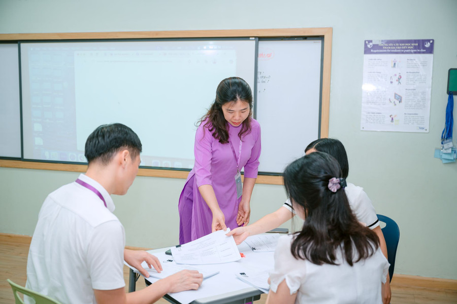 Cô Vũ Thị Loan và đồng nghiệp thực hành tại phiên thảo luận trong khuôn khổ sự kiện Vietnam Deeper Learning Conference (VDLC). su-dia-olympia.jpg