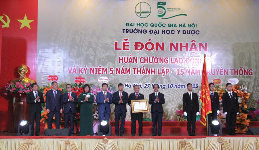 Bộ trưởng Bộ GD&ĐT Nguyễn Kim Sơn thừa ủy quyền của Chủ tịch nước trao Huân chương Lao động hạng Ba cho Trường Đại học Y Dược-Đại học Quốc gia Hà Nội.