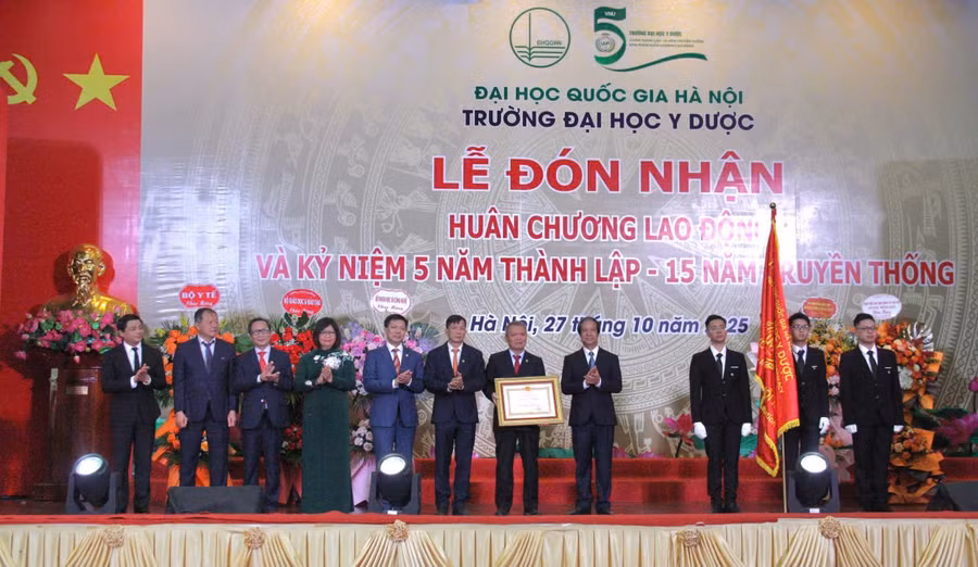 Bộ trưởng Bộ GD&ĐT Nguyễn Kim Sơn thừa ủy quyền của Chủ tịch nước trao Huân chương Lao động hạng Ba cho Trường Đại học Y Dược-Đại học Quốc gia Hà Nội.