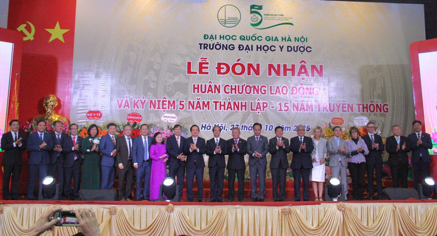 Các đại biểu chụp ảnh lưu niệm tại buổi lễ. dh-y-duoc2.jpg
