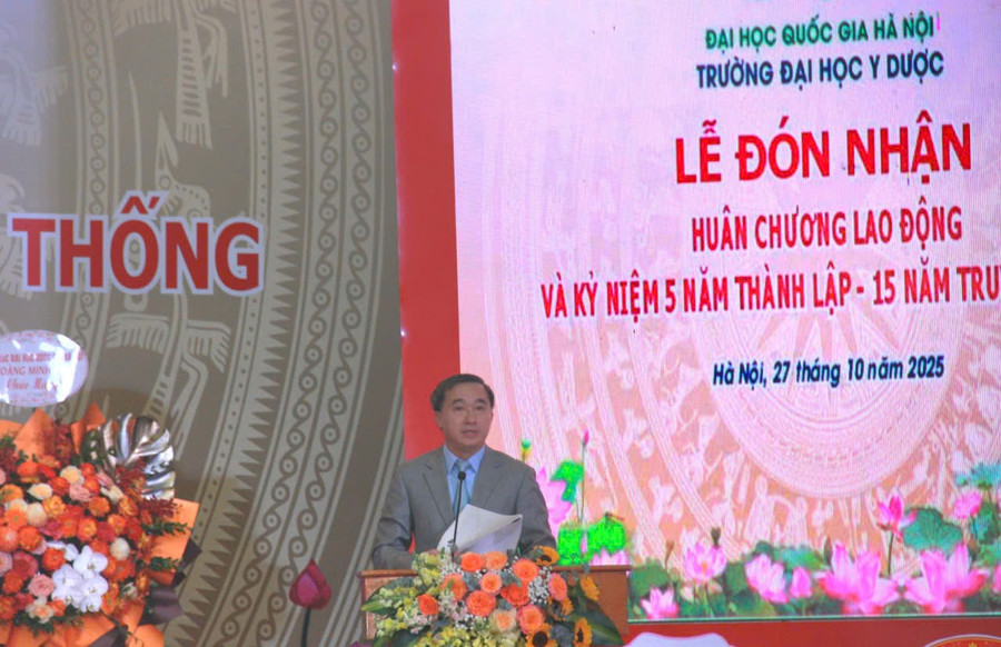GS.TS Trần Văn Thuấn - Thứ trưởng Bộ Y tế phát biểu tại buổi lễ. dh-y-duoc5.jpg