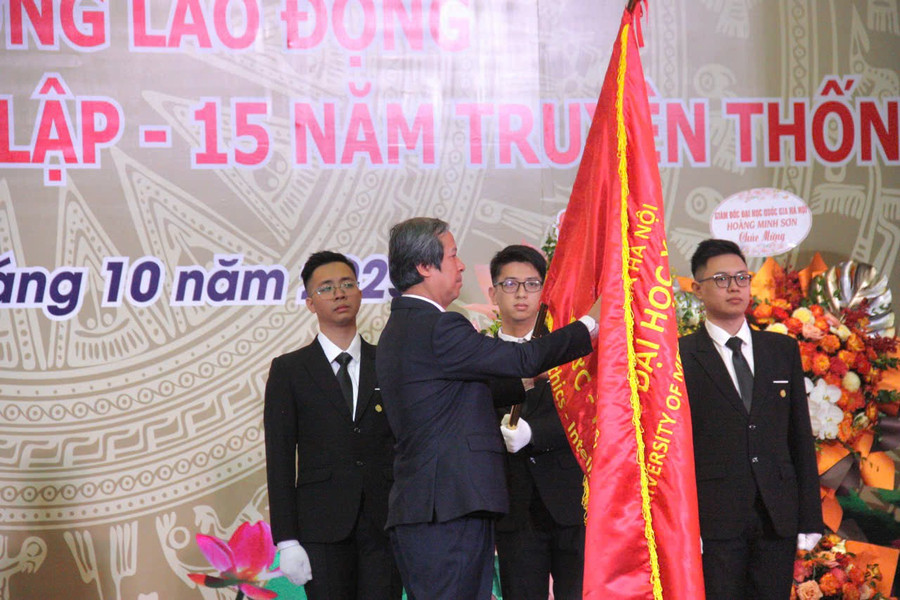Bộ trưởng Bộ GD&ĐT Nguyễn Kim Sơn thừa ủy quyền của Chủ tịch nước trao Huân chương Lao động hạng Ba cho Trường Đại học Y Dược-Đại học Quốc gia Hà Nội. dh-y-duoc1.jpg