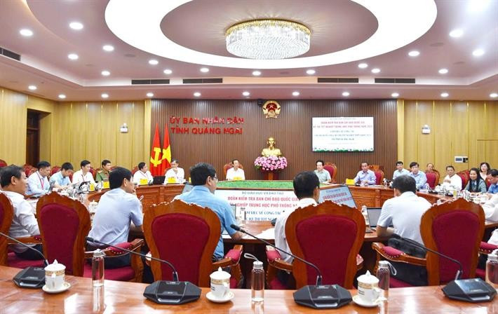 Thứ trưởng Thường trực Bộ GD&ĐT Phạm Ngọc Thưởng và đoàn công tác làm việc với Ban Chỉ đạo thi tỉnh Quảng Ngãi. quang-ngai.jpg