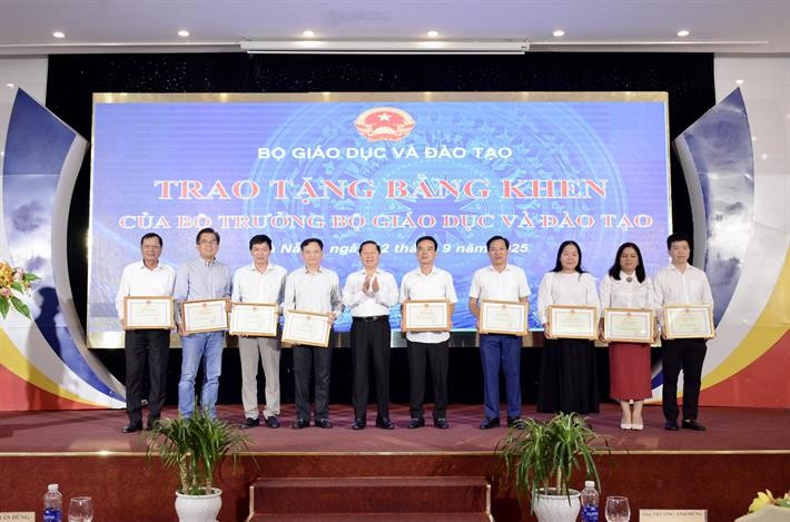 Thứ trưởng Lê Tấn Dũng trao bằng khen cho các tập thể có thành tích xuất sắc trong phong trào thi đua. 4.jpg