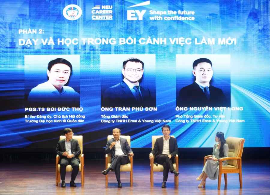 Các diễn giả trao đổi tại tọa đàm.