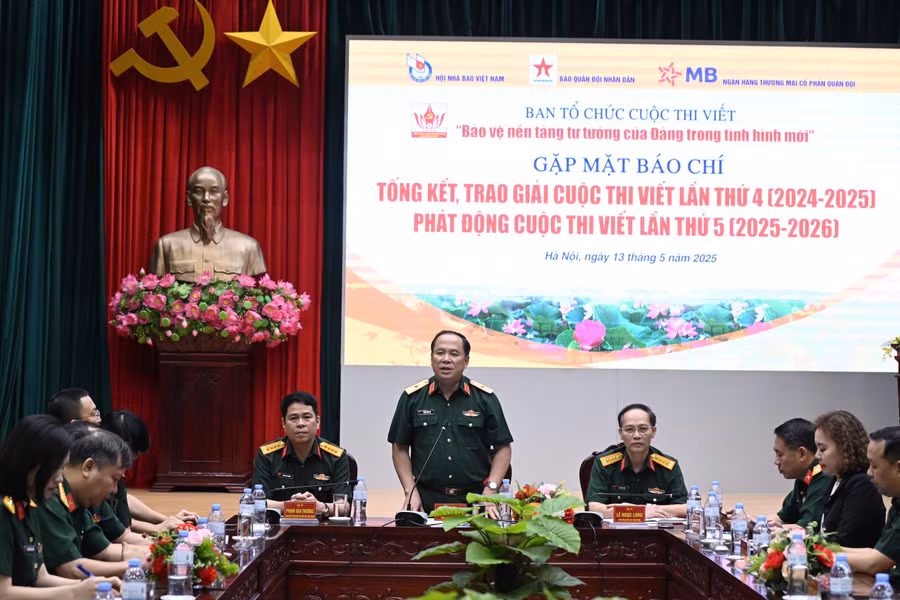 Thiếu tướng Đoàn Xuân Bộ, Tổng biên tập Báo Quân đội nhân dân, Trưởng Ban tổ chức Cuộc thi phát biểu tại họp báo.