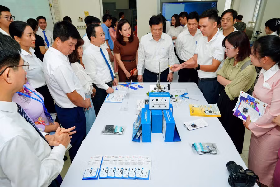 Đại biểu, cán bộ quản lý, giáo viên dự tập huấn tham quan các phòng trưng bày về thí nghiệm các môn học Vật lí, Hóa học, Sinh học, Công nghệ và STEM.