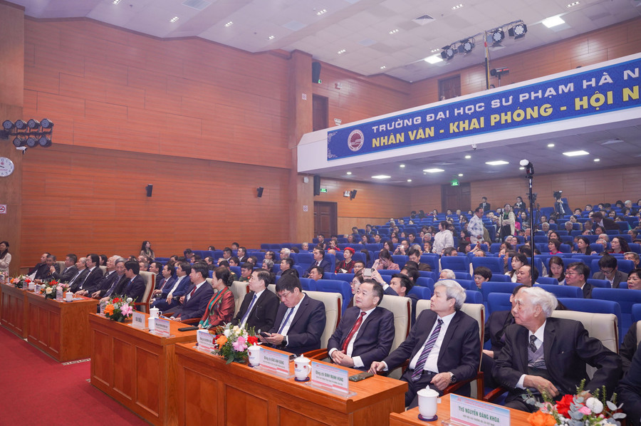 المندوبون الحاضرون في الحفل. dsc08177.jpg