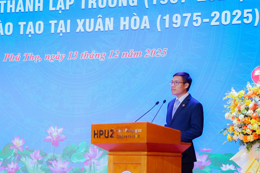 ألقى الأستاذ المشارك تران فان نغي، المحاضر في قسم الرياضيات، ممثلاً عن الموظفين والعاملين، كلمة في الحفل. dsc08432.jpg