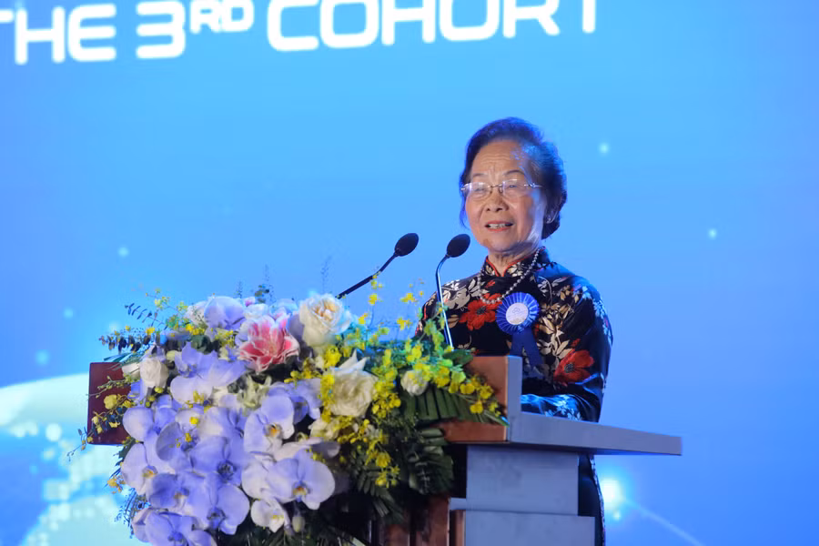 GS.TS Nguyễn Thị Doan, Chủ tịch Hội Khuyến học Việt Nam chia sẻ với các tân sinh viên.