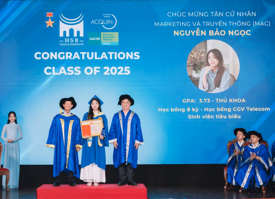 Nguyễn Bảo Ngọc, tân thủ khoa năm 2025 ngành Marketing và Truyền thông nhận bằng tốt nghiệp.