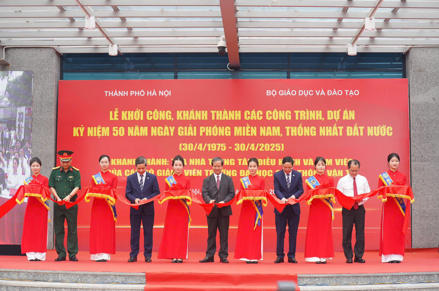 Bộ trưởng Bộ GD&ĐT Nguyễn Kim Sơn cùng các đại biểu cắt băng khánh thành tòa nhà trung tâm điều hành và làm việc của cán bộ, giảng viên Trường ĐH Giao thông vận tải.