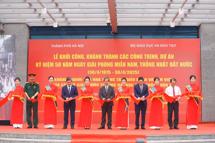 Bộ trưởng Bộ GD&ĐT Nguyễn Kim Sơn cùng các đại biểu cắt băng khánh thành tòa nhà trung tâm điều hành và làm việc của cán bộ, giảng viên Trường ĐH Giao thông vận tải.