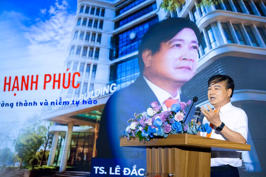 2-tien-si-le-dac-son-chu-tich-hoi-dong-truong-dai-hoc-dai-nam-phat-bieu-tham-luan-tai-hoi-thao-kien-tao-truong-dai-hoc-hanh-phuc-tai-viet-nam-2.png