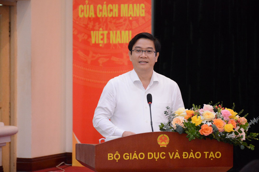 Ông Thái Văn Tài, Vụ trưởng Vụ Giáo dục phổ thông báo cáo tại hội nghị. dsc-3792.jpg