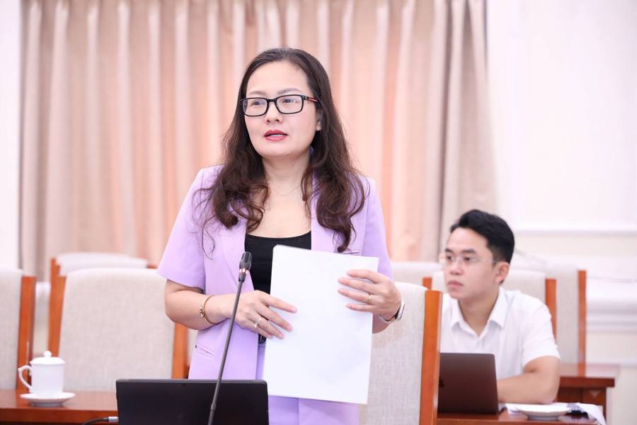 Bà Mai Thị Anh, Vụ trưởng Vụ Pháp chế báo cáo tại hội nghị. img-6496.jpg