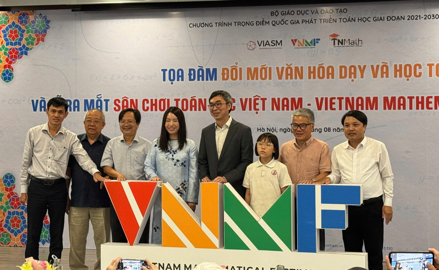 Các đại biểu ấn nút ra mắt Sân chơi toán học Việt Nam.