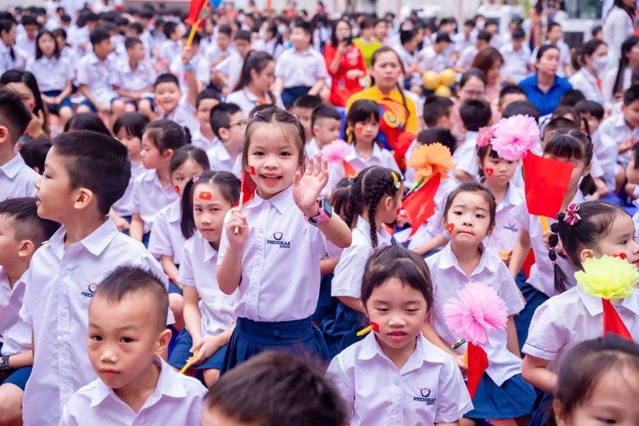 Học sinh Hà Nội trong lễ khai giảng năm học mới.