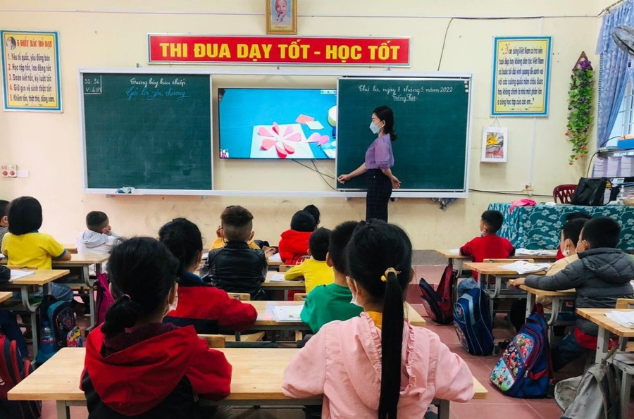 Cô trò Trường Tiểu học Vượng Lộc (Hà Tĩnh) trong một giờ Hoạt động trải nghiệm.