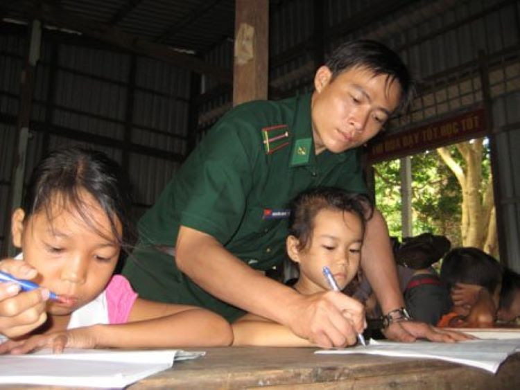 Thầy giáo mang quân hàm xanh đứng lớp. Ảnh: http://bienphongvietnam.gov.vn.