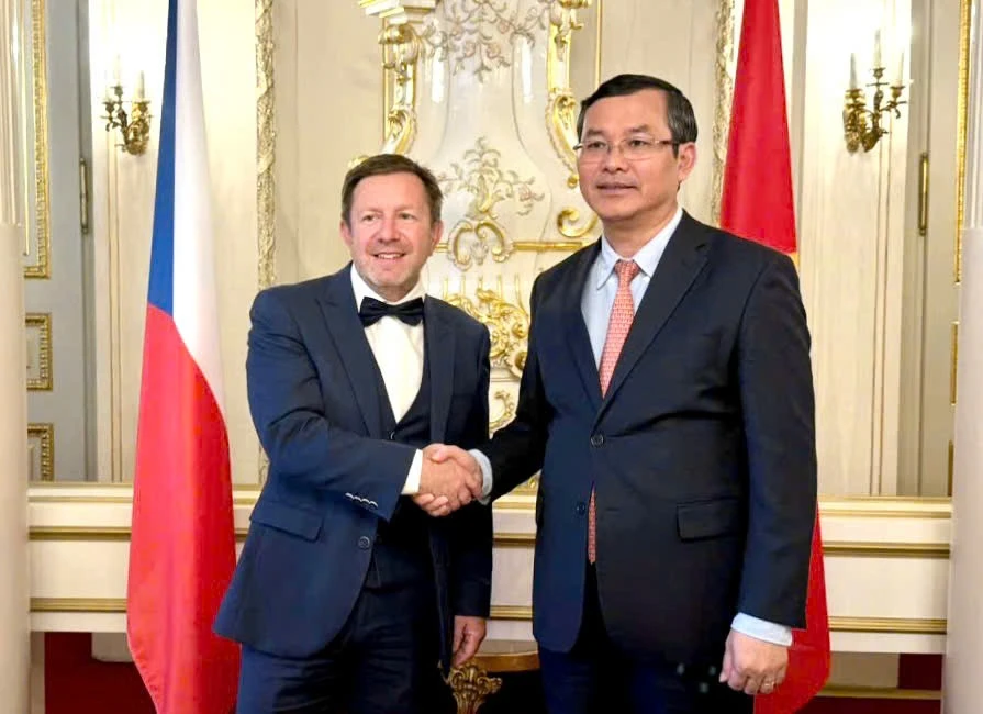Thứ trưởng Bộ Giáo dục, Thanh niên và Thể thao Cộng hòa Séc Jaroslav Miller và Thứ trưởng Bộ GD&ĐT Việt Nam Nguyễn Văn Phúc.