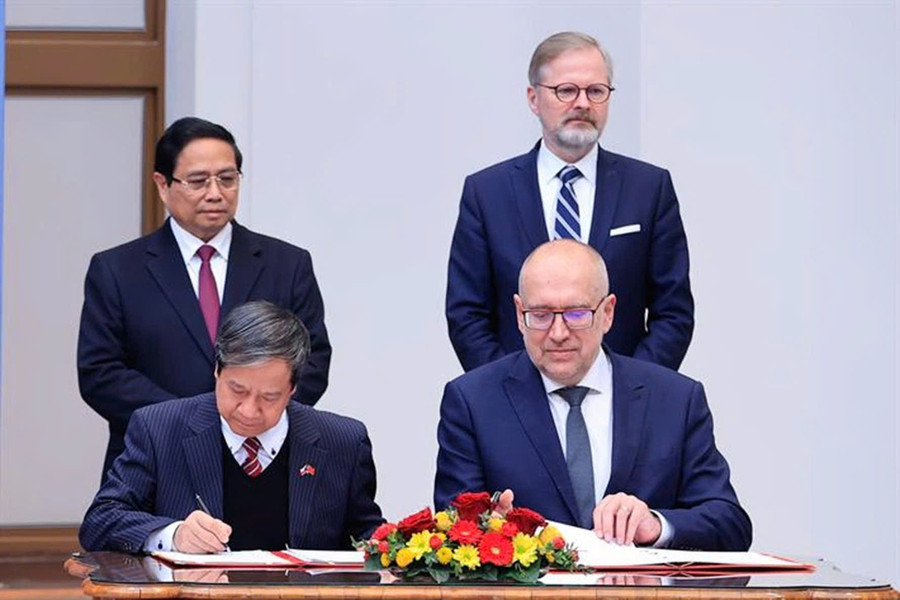 Bộ trưởng Bộ GD&ĐT Nguyễn Kim Sơn và Bộ trưởng Bộ Giáo dục, Thanh niên và Thể thao Cộng hòa Séc Mikuláš Bek ký kết Thỏa thuận hợp tác trong lĩnh vực giáo dục giữa hai quốc gia dưới sự chứng kiến của Thủ tướng Chính phủ Việt Nam Phạm Minh Chính và Thủ tướng Cộng hòa Séc Petr Fiala. z6676017199120-64d0f6d6232fe55cafbcf51d98adb925.jpg
