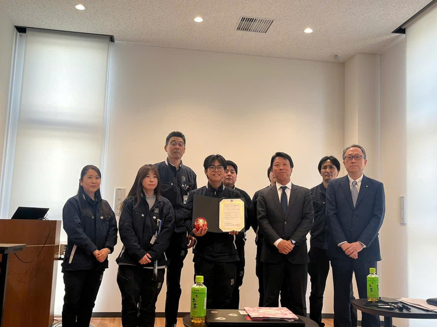 Sinh viên Nguyễn Đăng Khoa (giữa) được trao giấy chứng nhận hoàn thành kỳ thực tập tại công ty Kanto Seiki (Gunma, Nhật Bản).