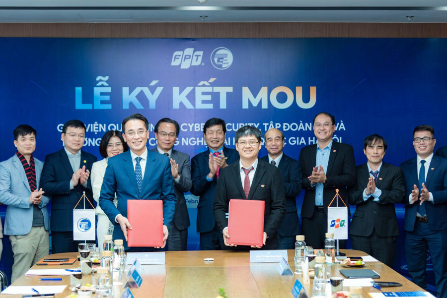 GS. TS Chử Đức Trình - Hiệu trưởng Trường ĐH Công nghệ, ĐHQG Hà Nội và PGS.TS Ngô Xuân Bách - Giám đốc Viện Quantum AI & Cyber Security trao thỏa thuận hợp tác.