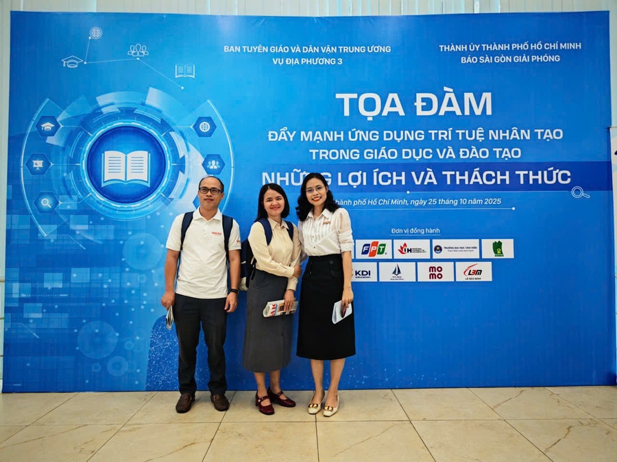 Nhà báo Hồ Phúc (trái ảnh) tham dự tọa đàm về đẩy mạnh ứng dụng trí tuệ nhân tạo trong giáo dục và đào tạo.