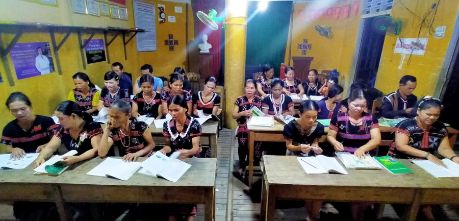 Alphabetisierungskurs für die ethnische Gruppe der Co Tu in der Gemeinde Long Quang, Stadt Hue. 1-1132.jpg