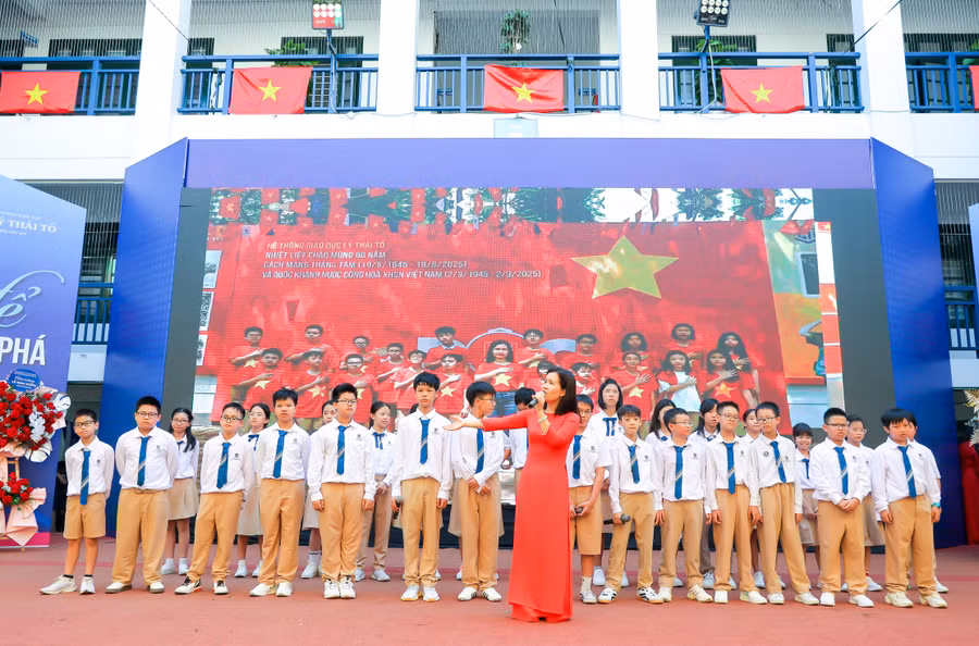 Cô trò lớp 6Q0 biểu diễn ca khúc A Million Dreams.