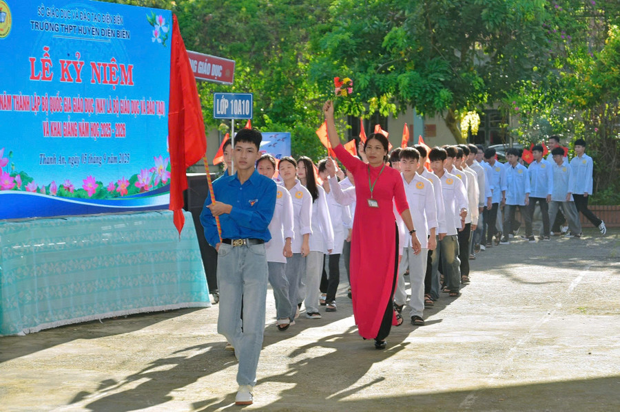 Cô trò Trường THPT Hoàng Công Chất (Thanh An, Điện Biên) trong lễ khai giảng năm học 2025-2026.