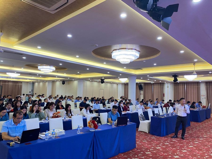 Học viên thực hành soạn tin bài trên trang thông tin điện tử về xóa mù chữ trong một buổi tập huấn do Sở GD&ĐT Lạng Sơn tổ chức. Ảnh: Sở GD&ĐT Lạng Sơn. 1.png