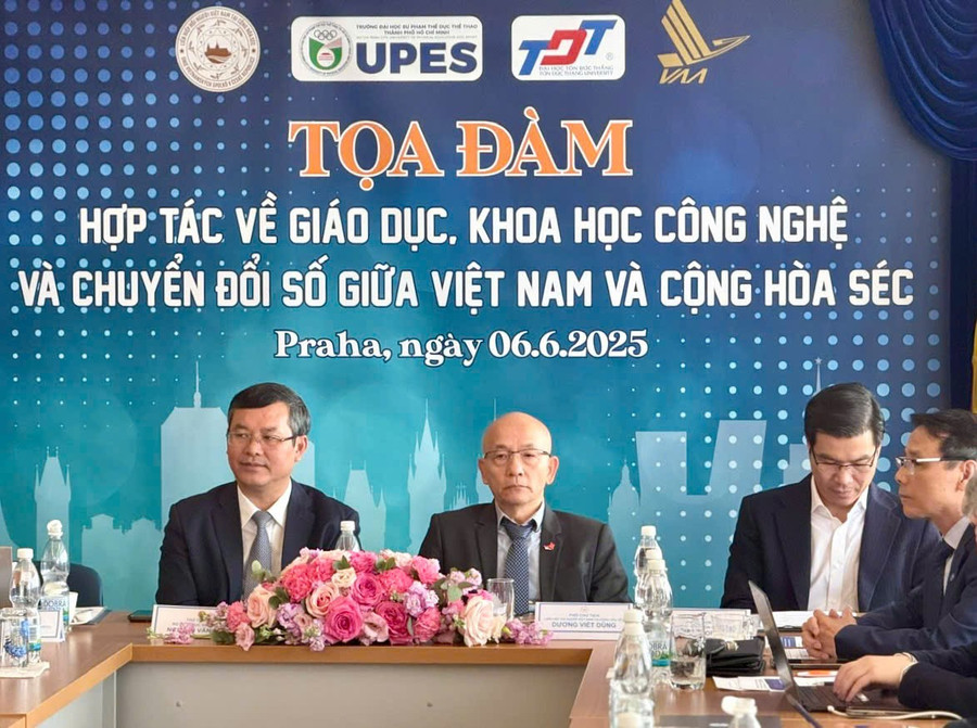 Chủ trì tọa đàm (từ trái qua phải ảnh): Thứ trưởng Bộ GD&ĐT Nguyễn Văn Phúc - Trưởng Đoàn công tác của Bộ GD&ĐT; ông Dương Viết Dũng - Phó Chủ tịch, Trưởng ban Giáo dục Liên hiệp Hội người Việt Nam tại Cộng hòa Séc và ông Trần Trọng Đạo - Hiệu trưởng Trường Đại học Tôn Đức Thắng. z6678144569155-0900da16d1247c68b8544ba00de0ee1f.jpg